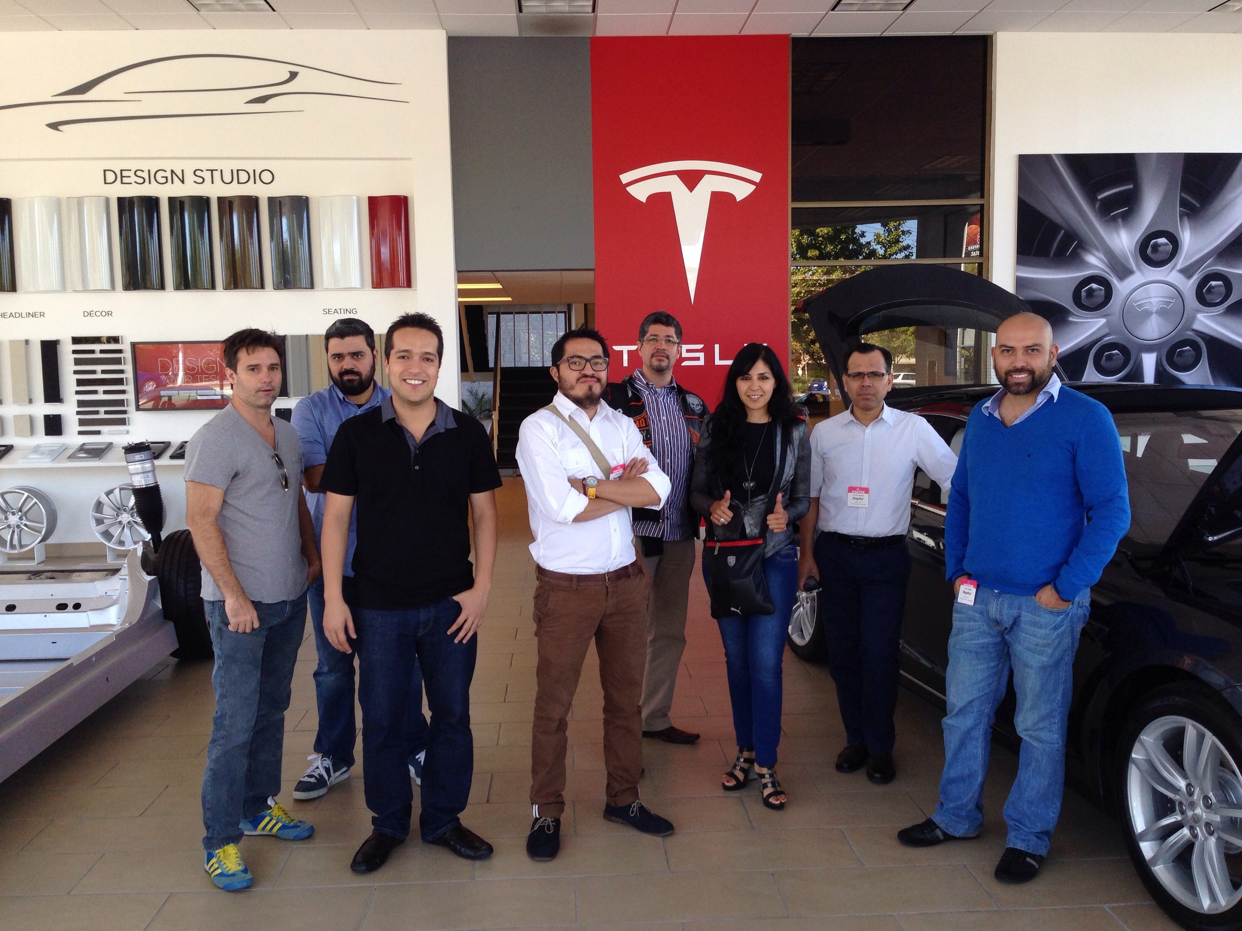 En agencia de autos Tesla (autos eléctricos)