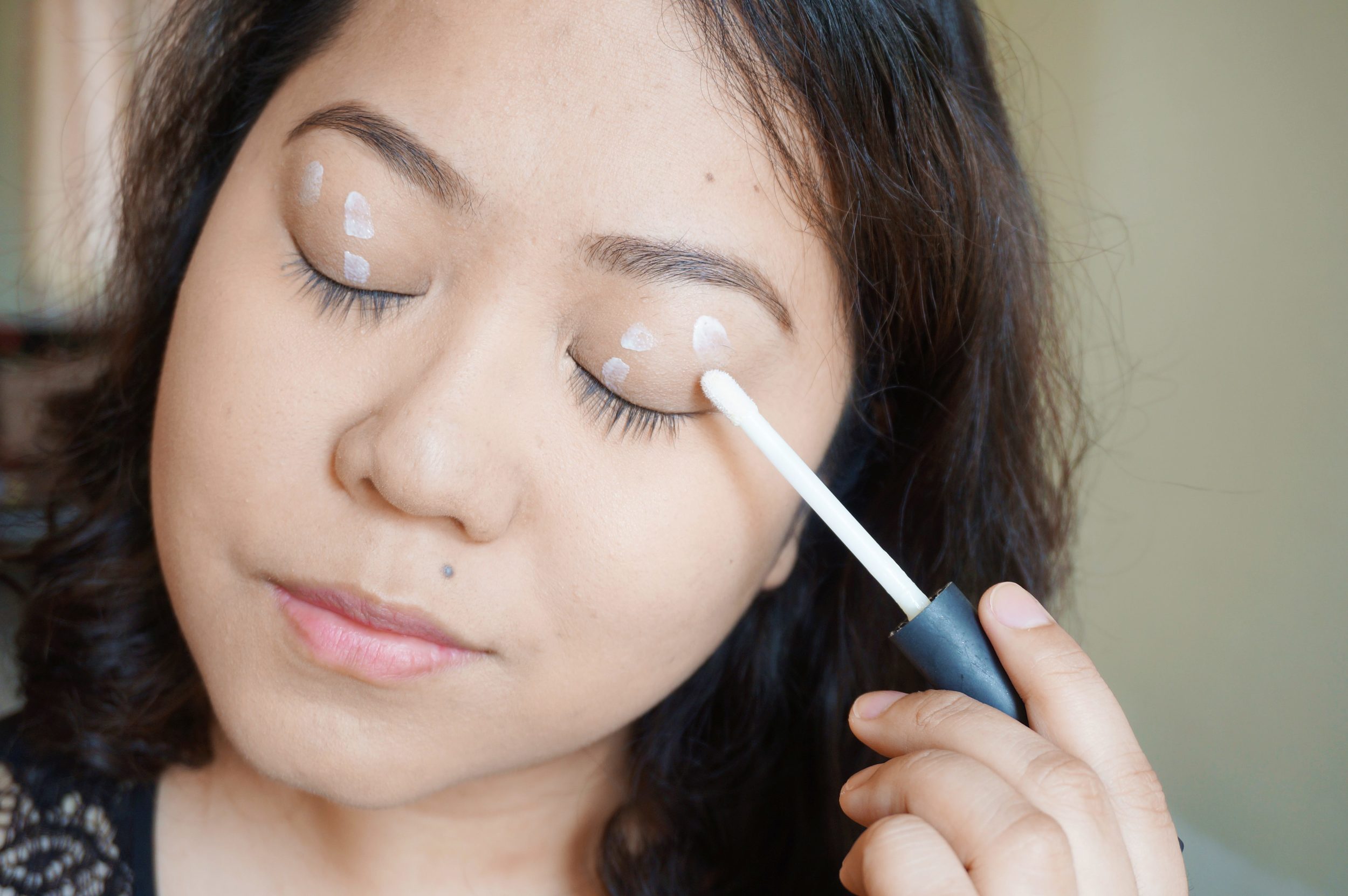  Step 4: Apply a few dots of your eyeshadow primer and pat it on all over your lids. This will hold down your eyeshadow and prevent it from creasing.&nbsp; 