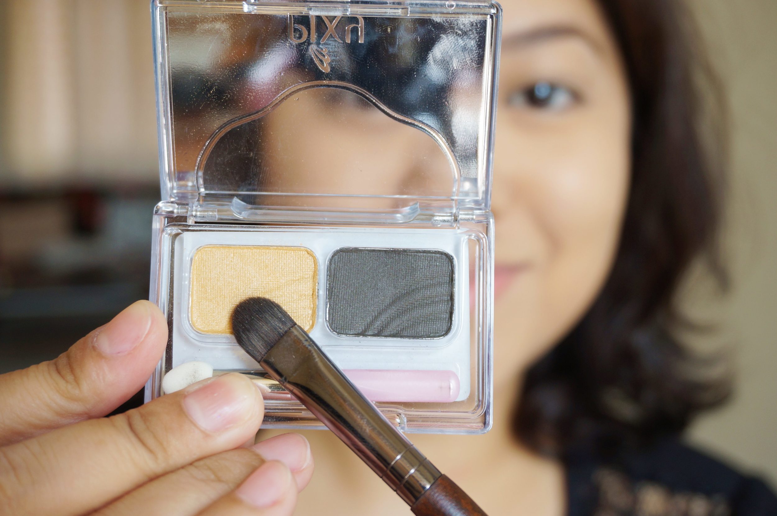  Step 5: With a flat-ish eyeshadow brush, pick up the gold eyeshadow from the Pixy Eyeshadow Palette in Sparkling Gold (P315). Pat it on the lower half of your lids. 