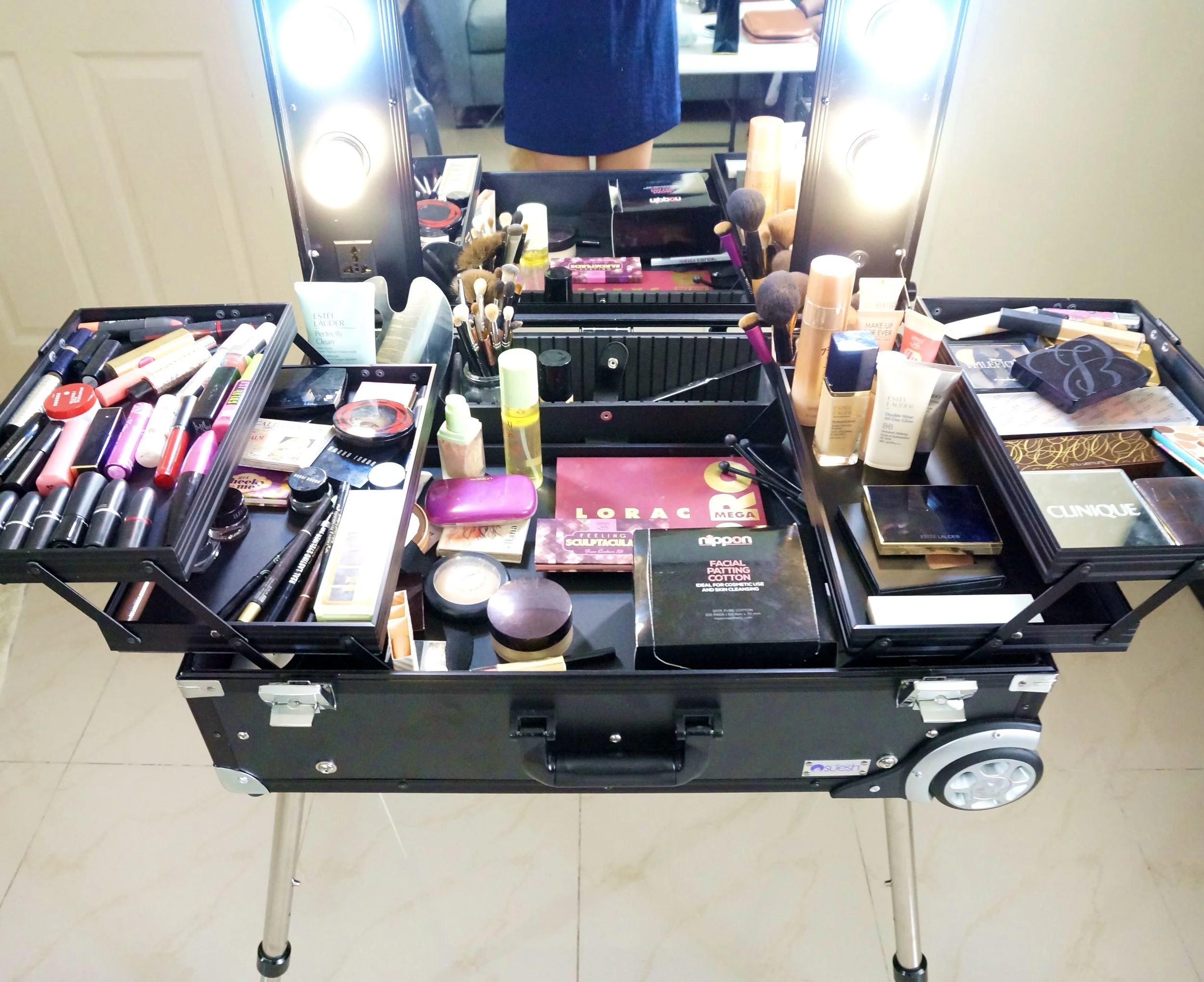 The case has telescopic legs that pull out from the back. They're stable and supports the weight of the box well.&nbsp;