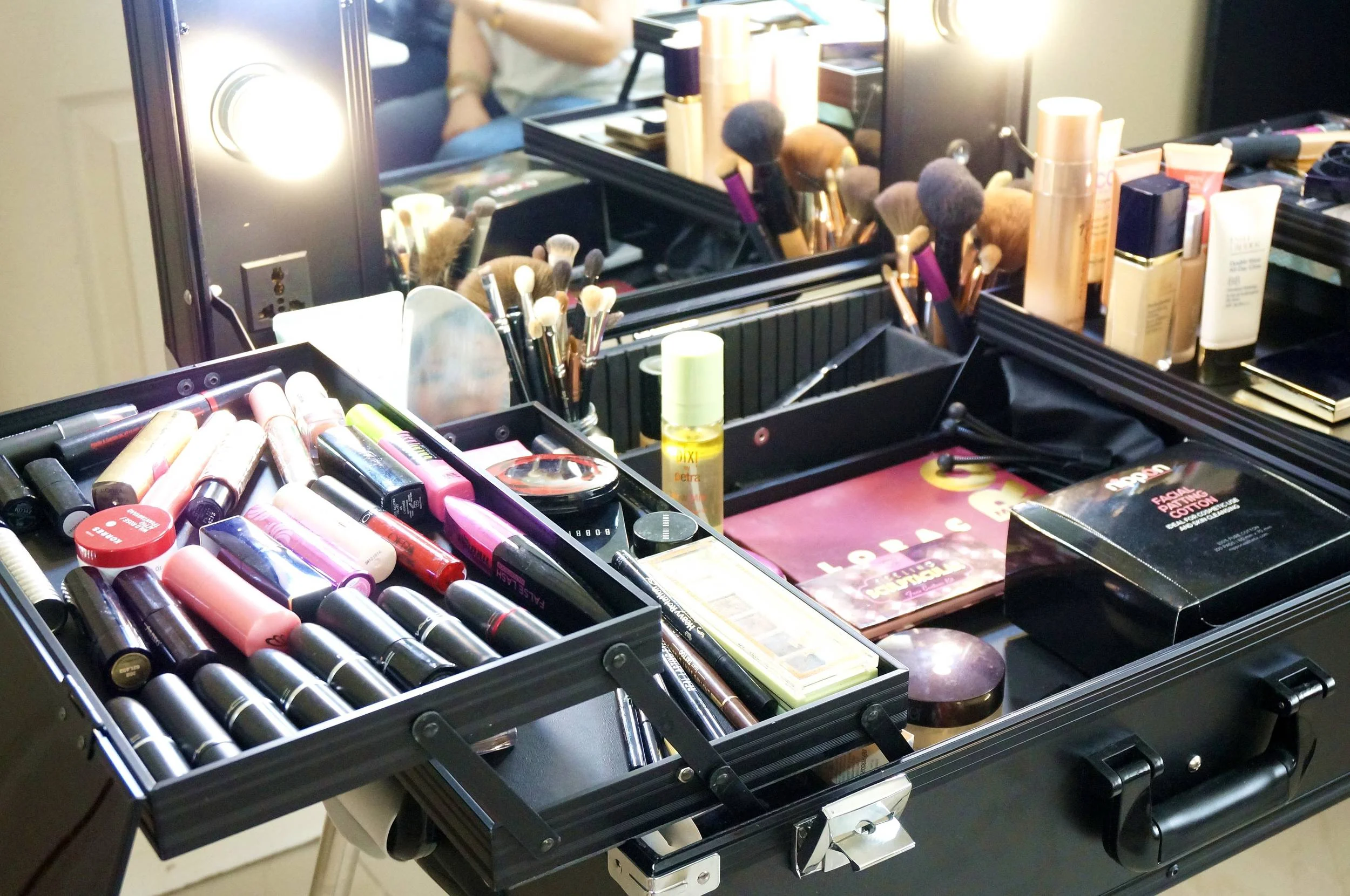 There are two tiers that open&nbsp;out, and a spacious area on the bottom and back for placing brushes and other bigger products.