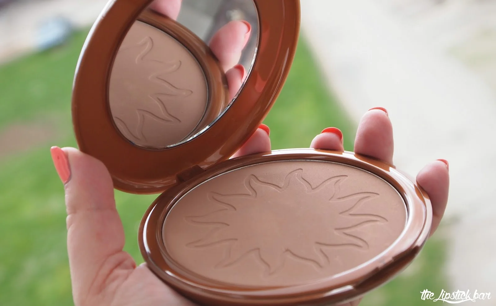 Image via thelipstickbar.blogspot.com