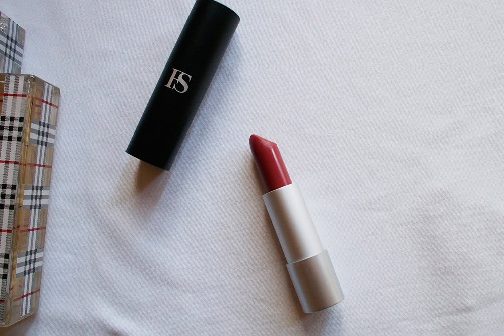 Features & Shades Luscious Lipstick in Matte Twig