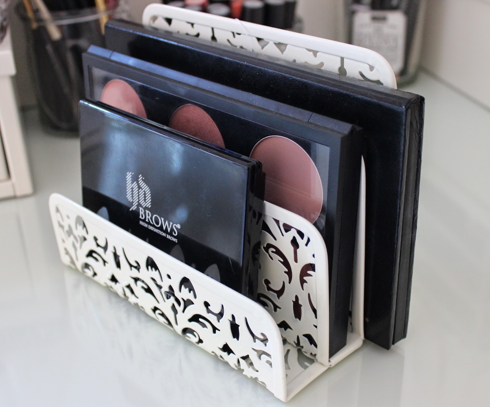 Table napkin holders can be used to store palettes! This exact napkin holder can be found in the home section of SM / Image via makeuppix.com