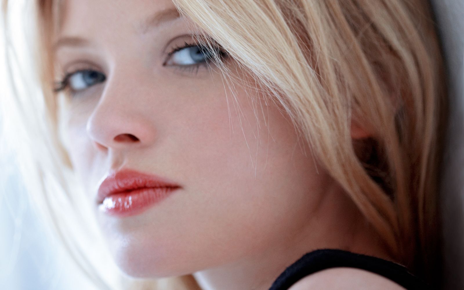 French actress Mélanie Thierry (Image via dosparalatres.com)