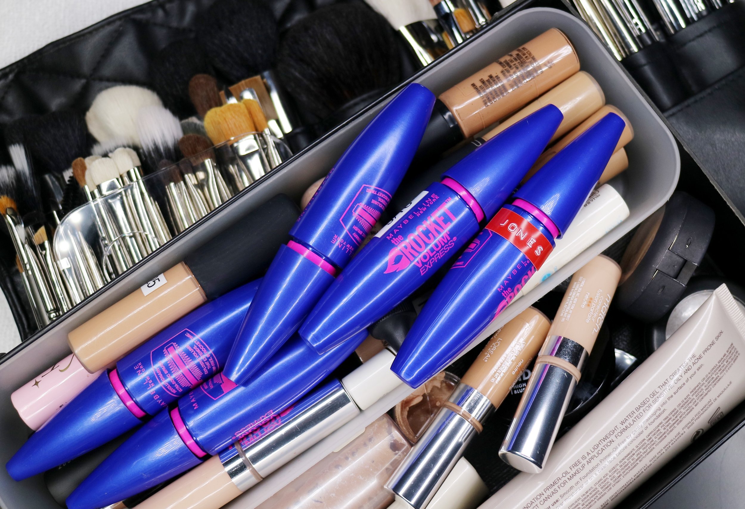 Look how many Maybelline Rocket mascaras Owen stocks in his kit! We need to get this, stat! / image via Owen Sarmiento