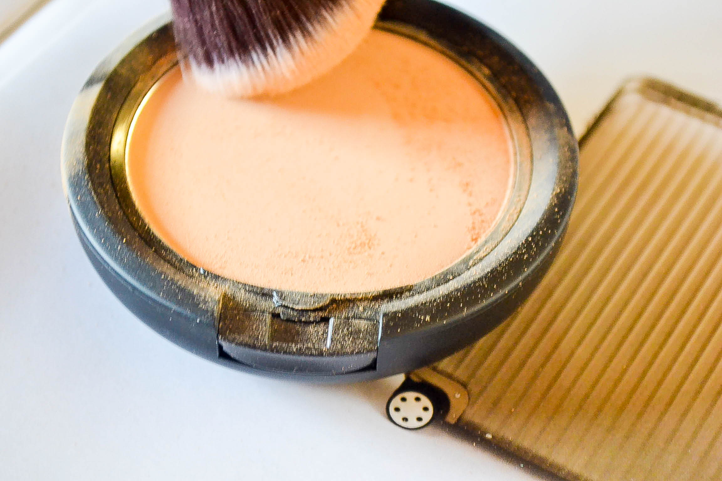 Features and Shades Two Way Cake Powder