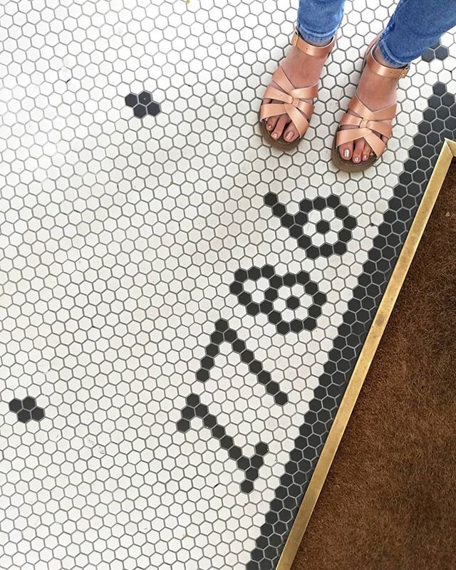 I need to get a steamer for these bad boys. The mop just isn't cutting it. The floor that is, not my feet 😏 I bought one before and it was useless. Can anyone recommend?
.
.
..
.
.
.
.
.
#monochrome #hextiles #makeanentrance #myhouseandhome #hallway