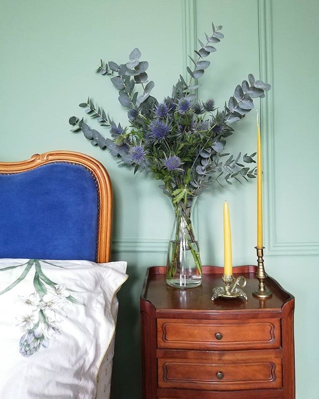 Blue thistle 💙 in front of the new bedroom. Colour Aharney Dew from paint company @acres_hall. Loving my new dipped 100% pure beeswax candles from @millbeestudio 🐝
.
.
.
.
..
.
..
#georgianrenovation #greenbedroom #green #greenroom #georgianbedroom