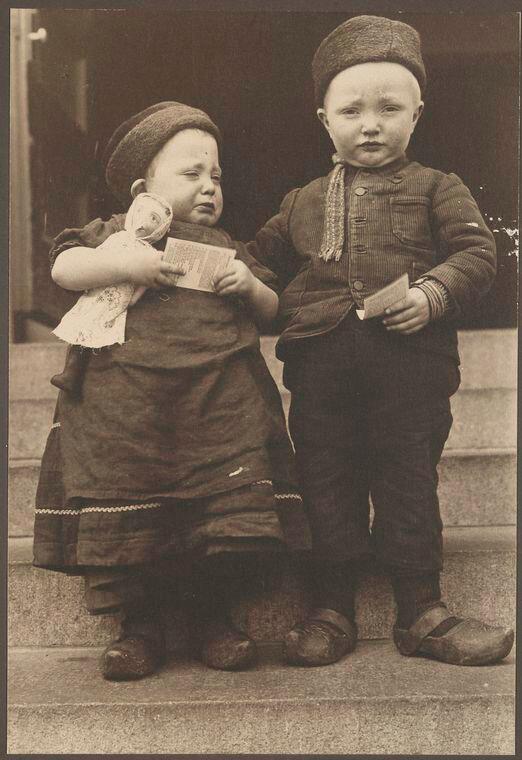 Brother & sister from Holland at the Immigration Station, Ellis Island. 1905https://twitter.com/History_Pics/status/333167834140119040/photo/1