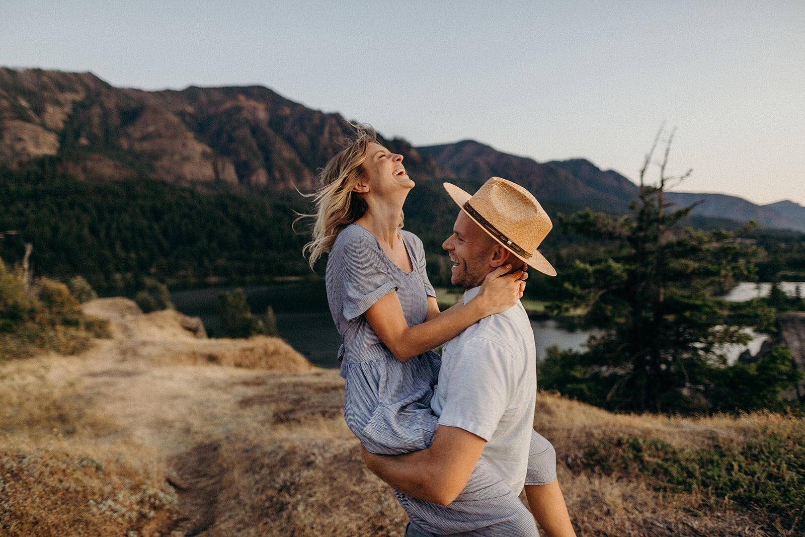  Columbia River Gorge Engagement Session