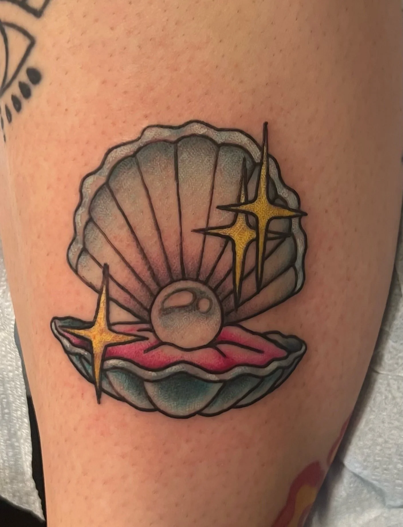 traditional-pearl-shell-tattoo-chicago-great-lakes-tattoo.jpg
