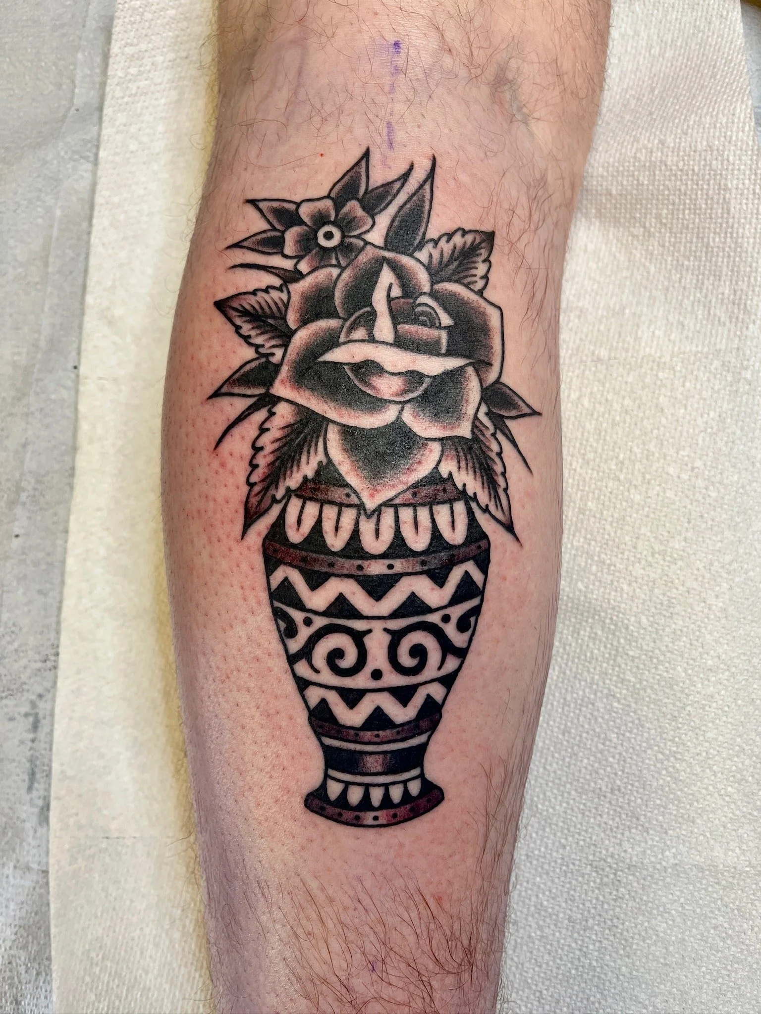 rose-vase-traditional-chicago-great-lakes-tattoo-min.JPG