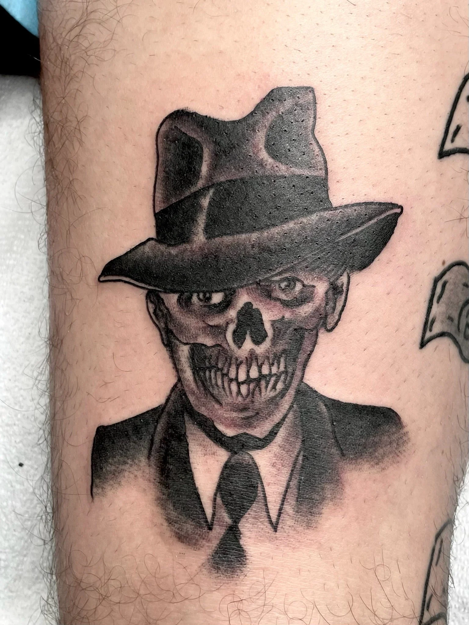 black-grey-skull-fedora-noir-portrait-chicago-great-lakes-tattoo-min.jpeg