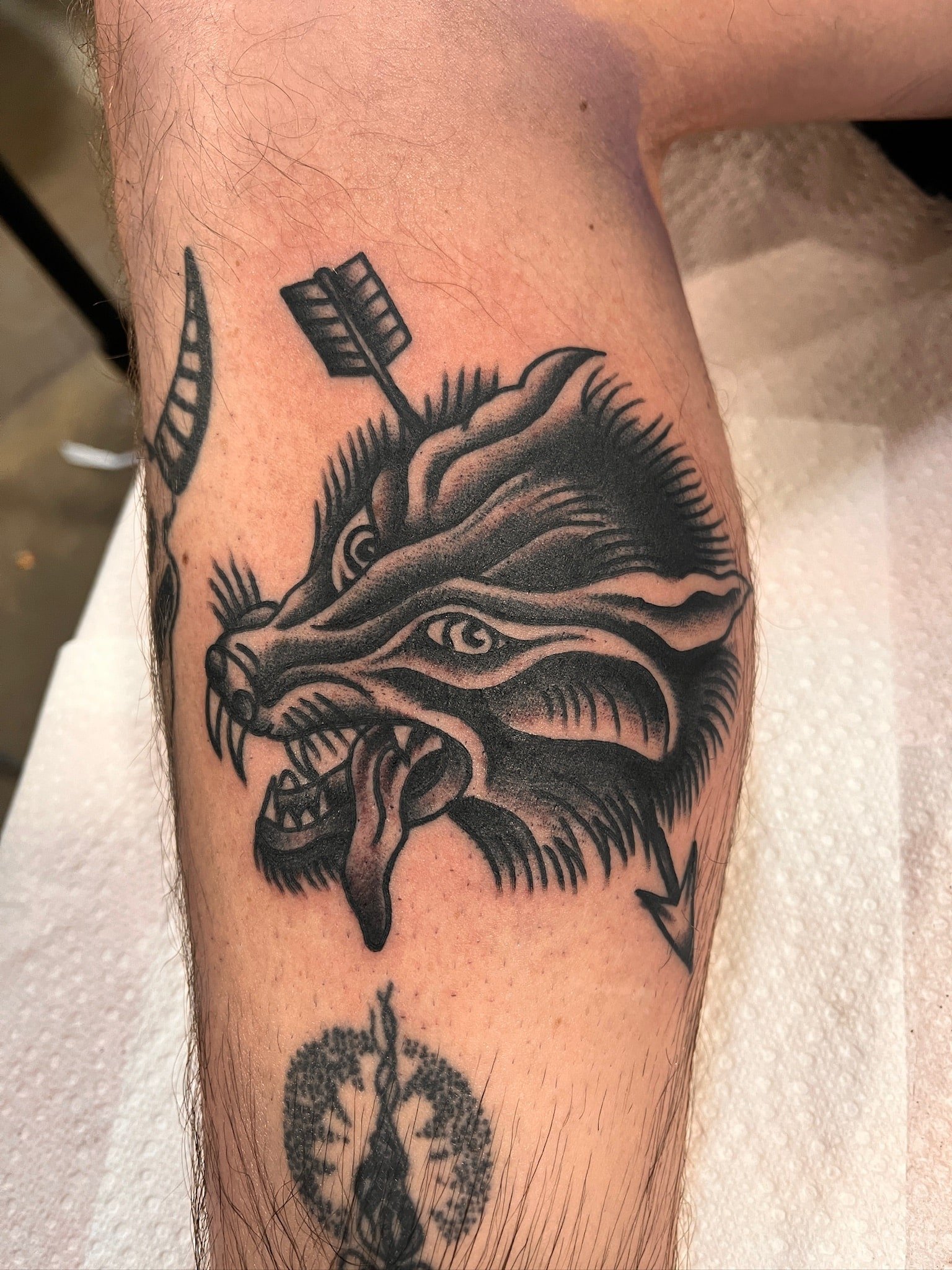 wolf-head-arrow-traditional-chicago-great-lakes-tattoo-min.jpg