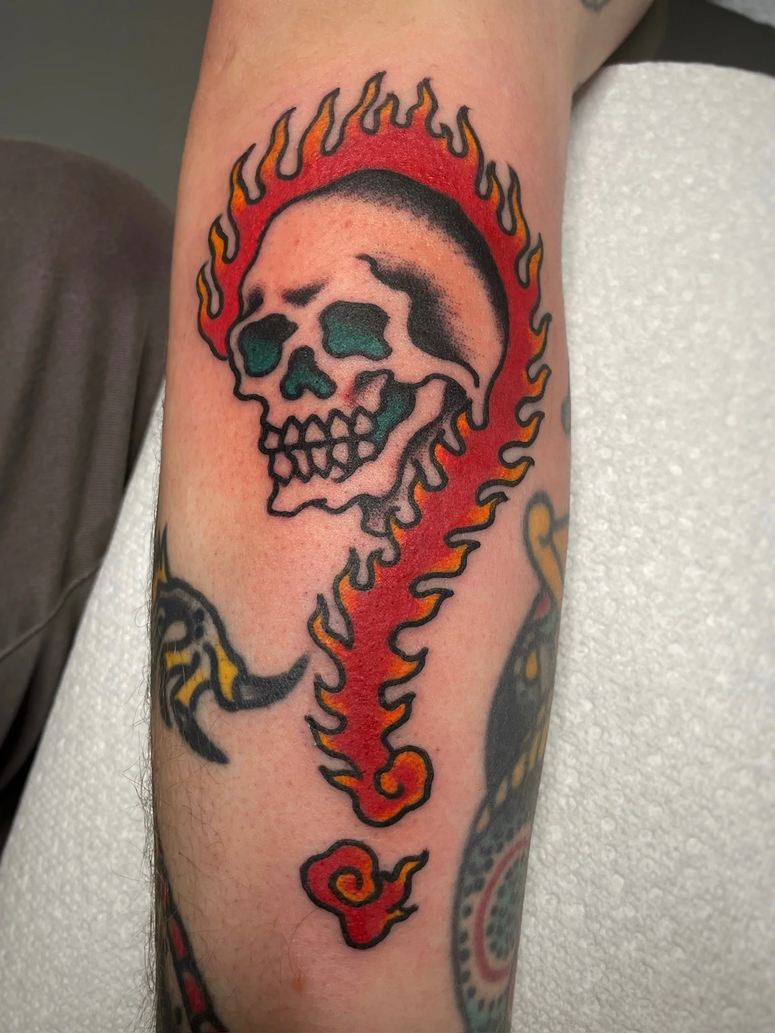 traditional-flaming-burning-question-skull-color-chicago-great-lakes-tattoo-min.jpeg