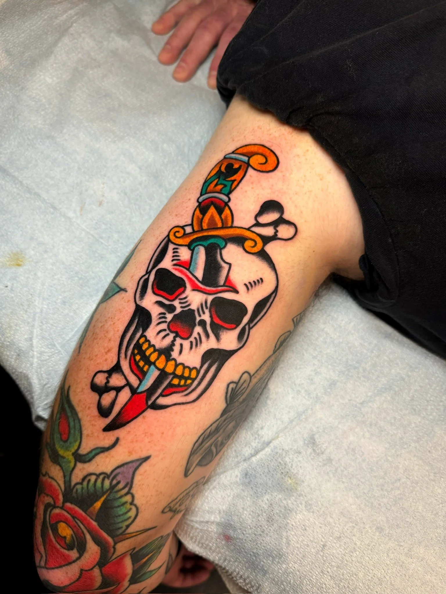 traditional-dagger-skull-chicago-great-lakes-tattoo-min.jpeg
