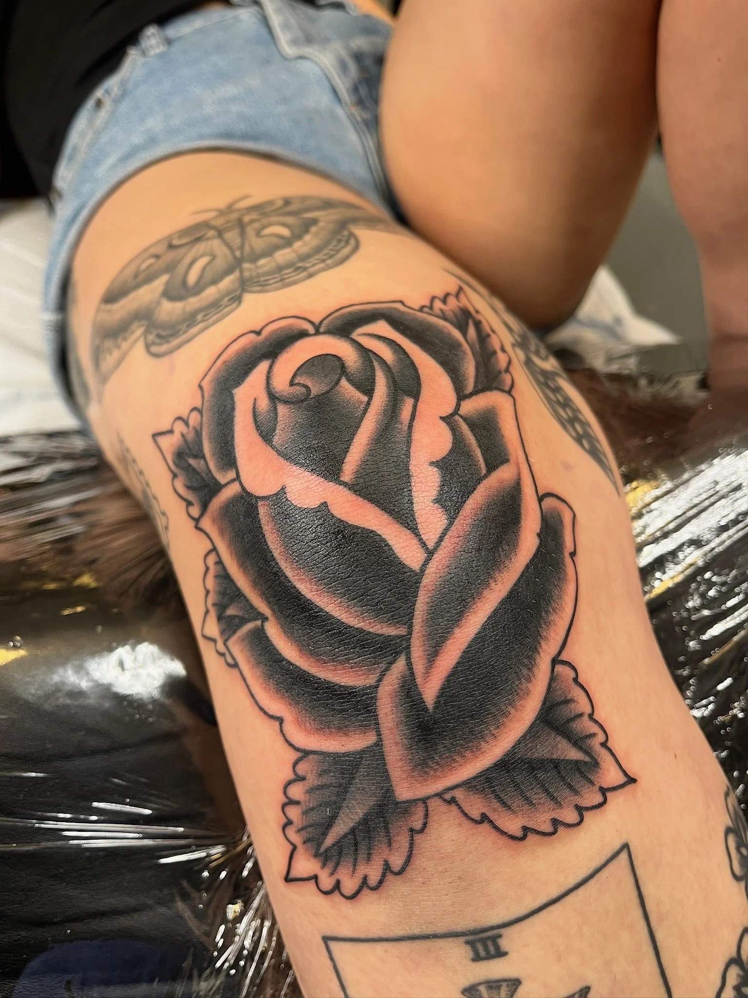 traditional-black-rose-knee-chicago-great-lakes-tattoo-min.JPG