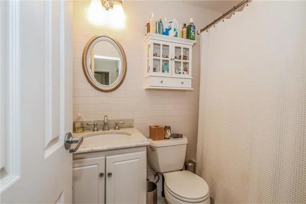 6_bathroom.jpg