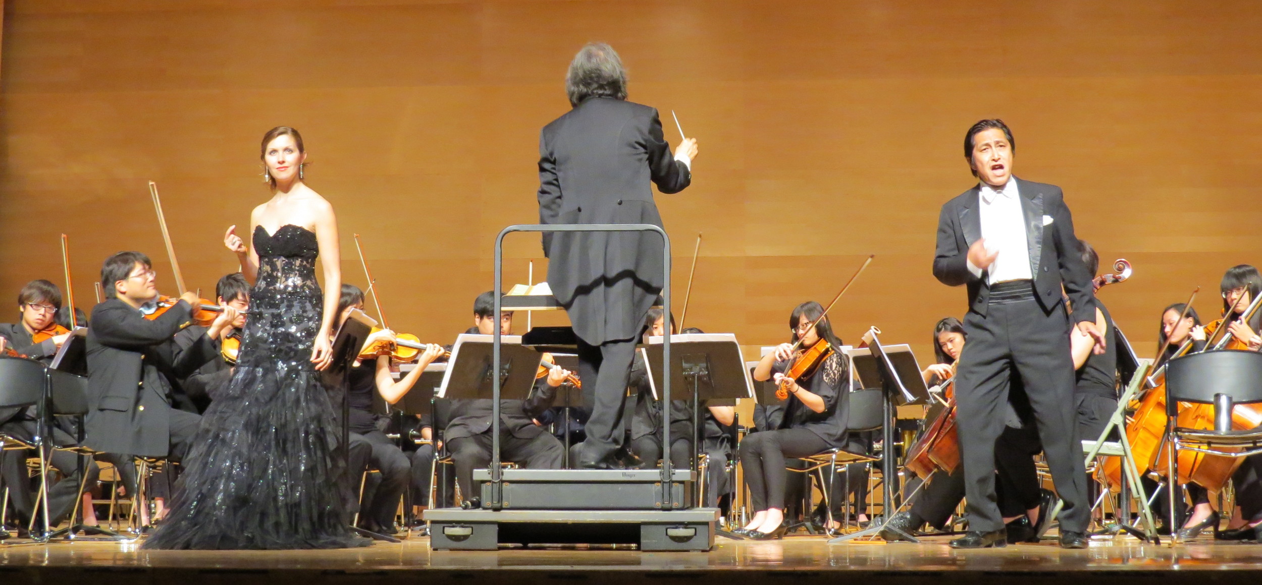  With Taitung University Orchestra (Prof. Shieh conducting, Prof. Yang, Tenor), 2014. 