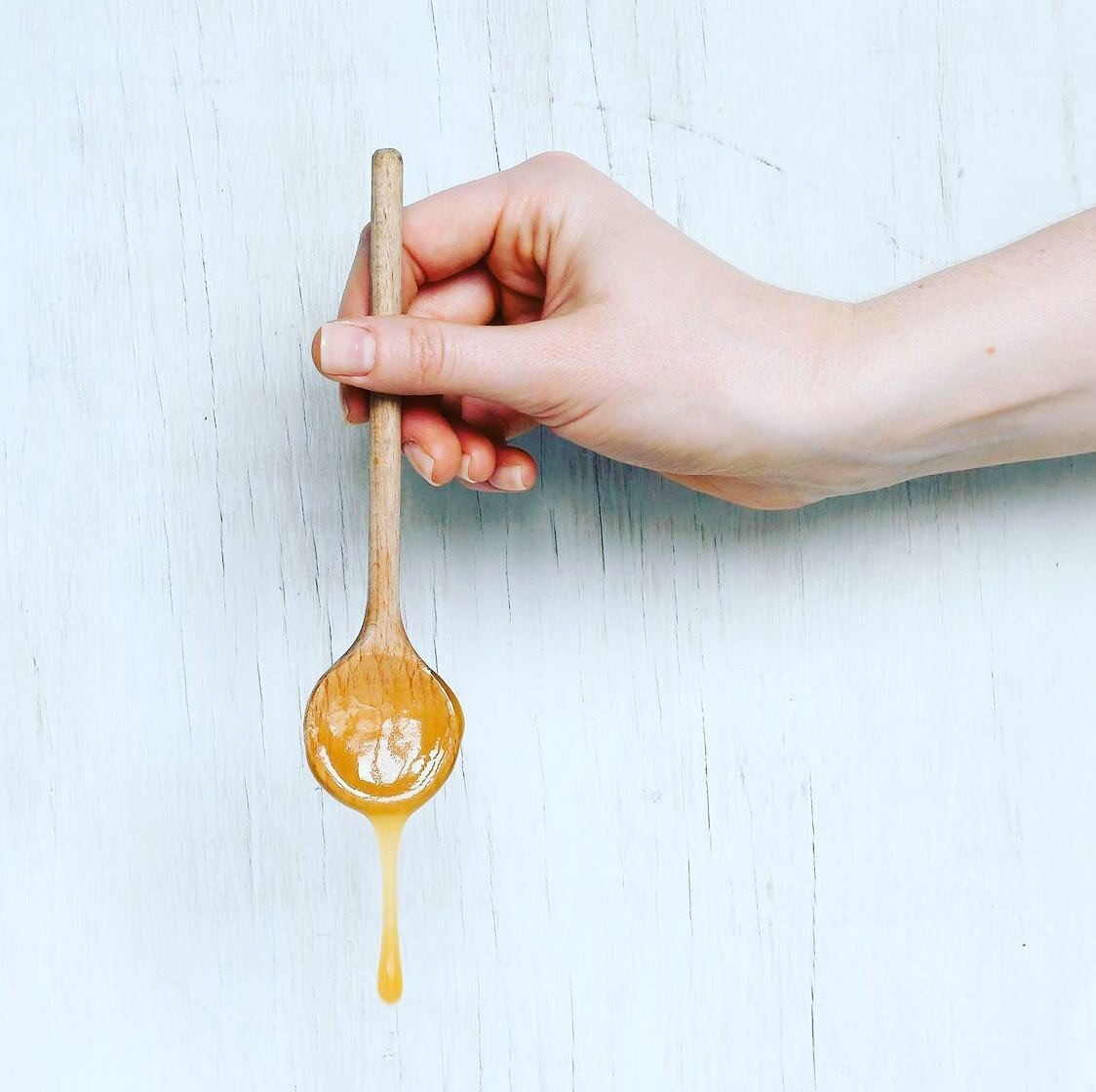 Looking for a way to detox and reset? Start your day with a cup of warm water with 1/2 a fresh squeezed lemon and 1 tablespoon of Manuka 🍯 before food.  Manuka honey is a type of honey native to New Zealand that is produced by bees who pollinate the