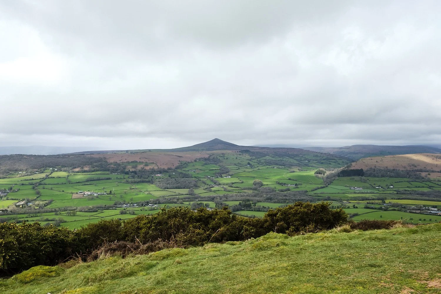 Mountains-of-Abergavenny-April-2026-003.jpg