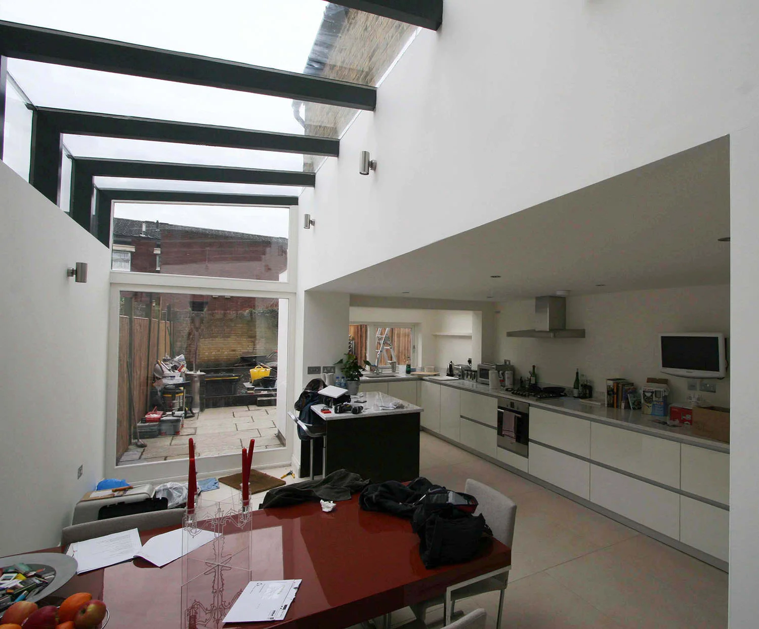 TOPSFIELD ROAD A whole house refurbishment in Crouch End with a full width loft extension and generous side extension. The timber and glass side extension was designed to be proportionately high in contrast with the existing low and linear volume of the kitchen adjacent to it, giving the space a dramatic feel, welcome yet unexpected in a typical Victorian terrace. The loft was fitted with full width folding sliding doors, so that in summer the whole of the rear wall could effectively be opened, connecting physically and visually with the outside.