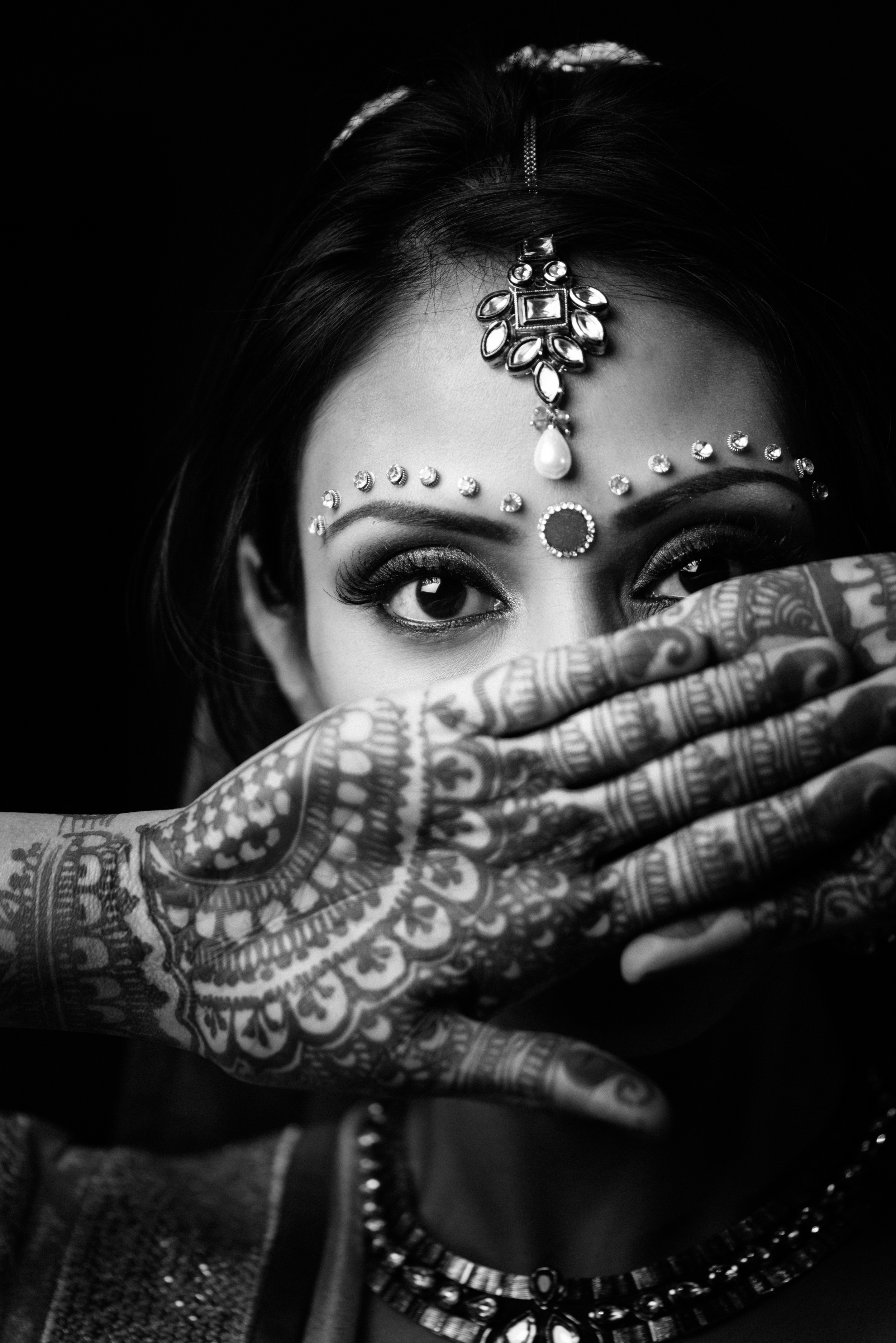 Indian bride showing off henna, bindi and her amazing eyes.