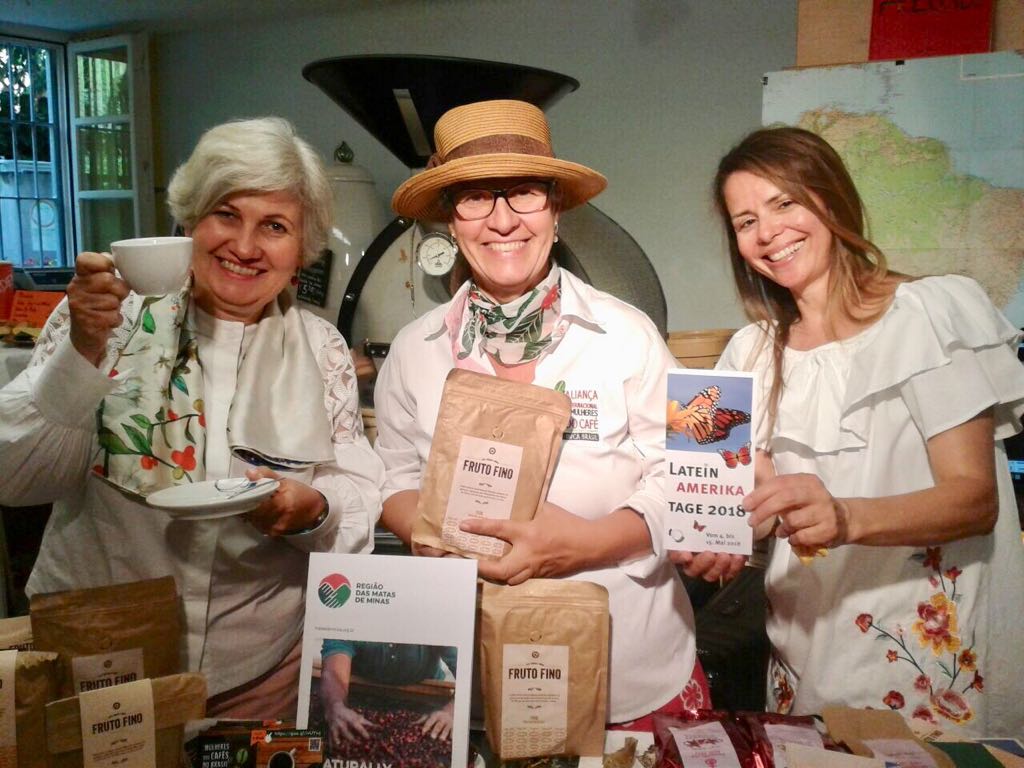 Josiane Cotrim (left), Julenia Lopes (center), Frauen für Frieden representative (right)