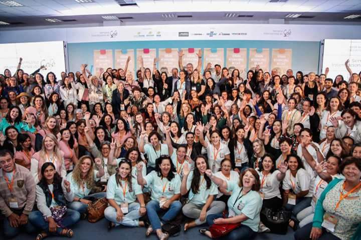 From Cintia Matos, IWCA Brazil: Existem amigos e amigas que se tornam família, que são tão próximos que são como irmãos, o café nos proporciona isso conquistar famílias em todos os lugares, que nos apoia, nos protege e segue junto. Somos assim, temos um laço forte que se uniu para jamais desatar. Translated: There are friends who became family, friends who are so close who are like brothers and sisters. Coffee give us the possibility of find families everywhere. Families who support, protect and follow together. We are like this, we are strongly bounded forever.