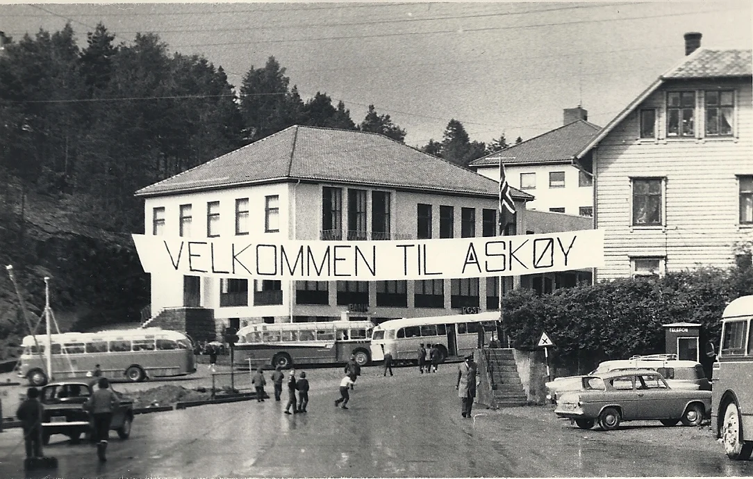 Velkomstbanner og busser klar til å transportere musikantene.