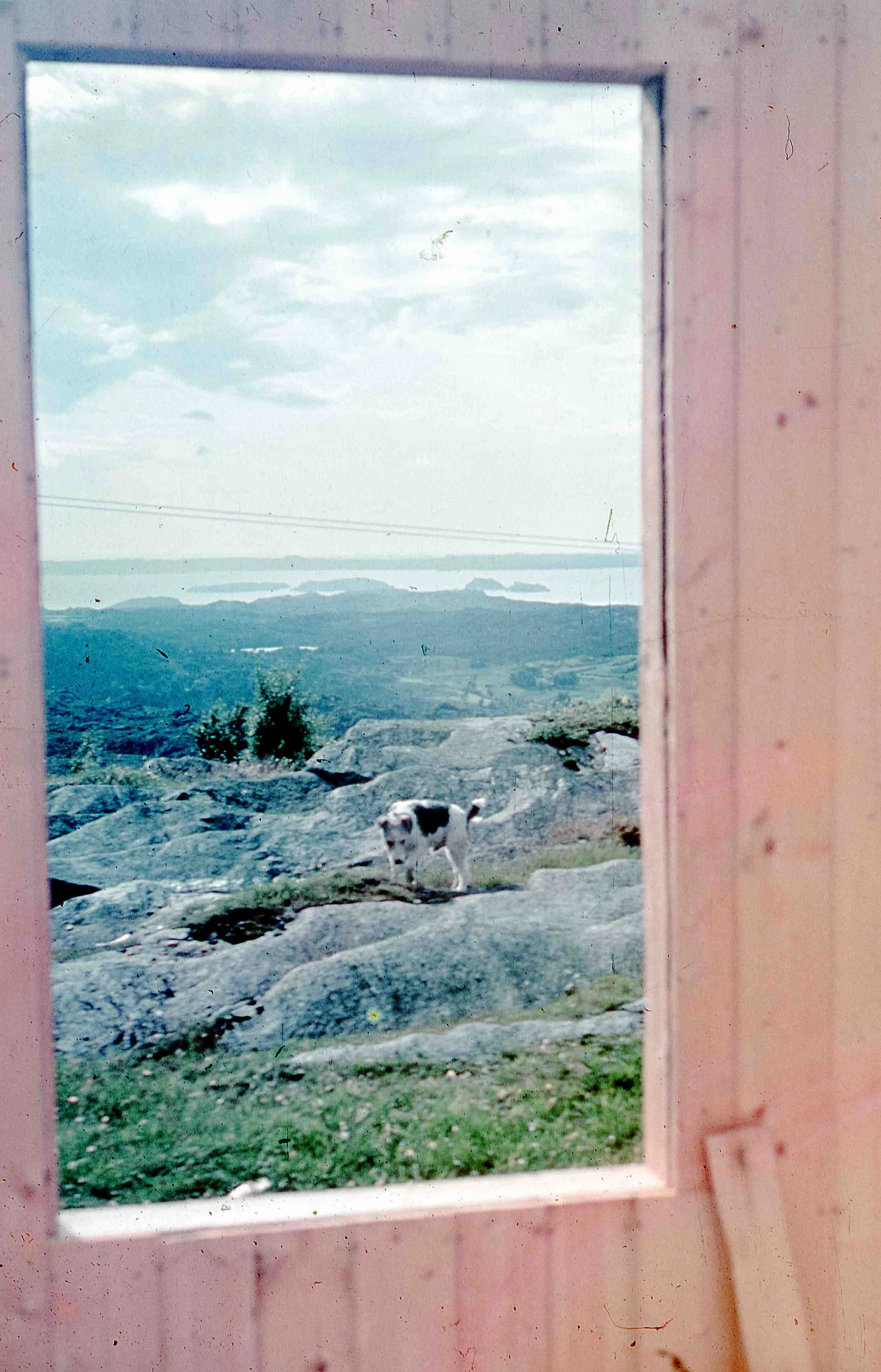 Utsikt gjennom vinduet i offisersbrakka