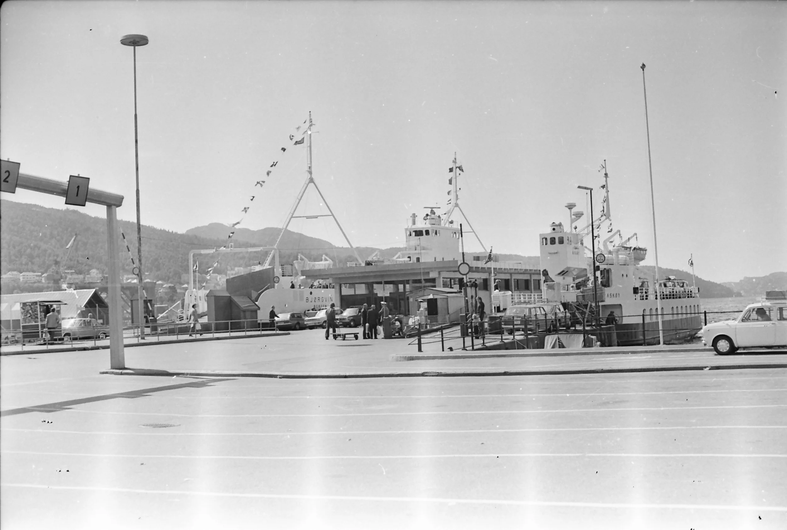 17.juli 1975: Den nye dobbeltdekkeren MF "Bjørgvin" ved kai i Bergen for første gang. Nedenfor: "Bjørgvin" møter "Herdla" på Byfjorden samme dag.