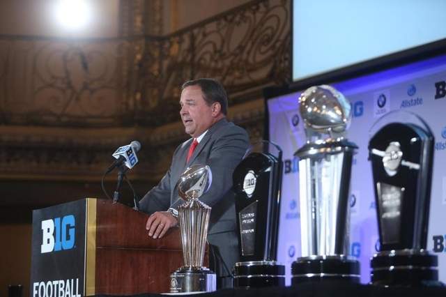 Kevin WIlson talks to the crowd in Chicago