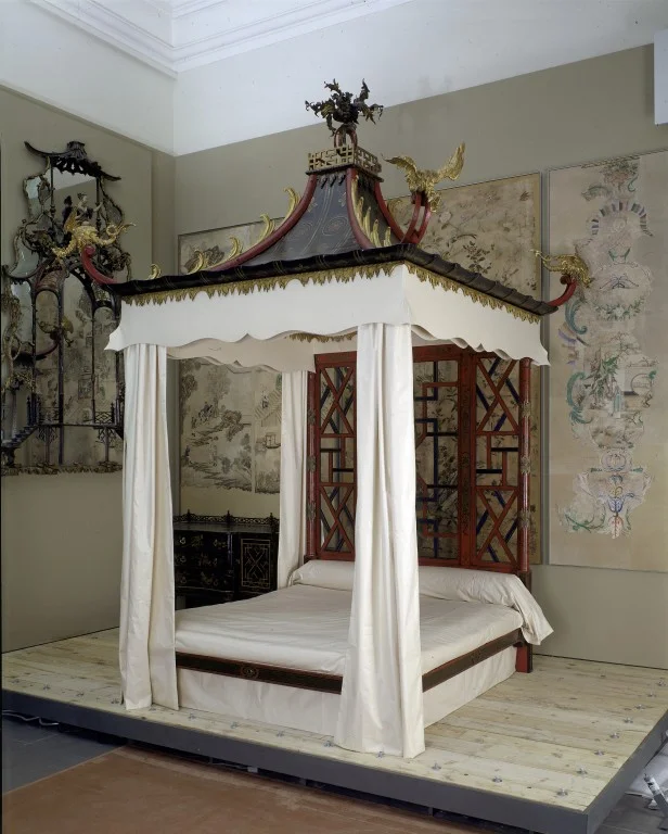 The Badminton Bed at the V&A, London , designed by John and William Linnell, 1754 It looks a little foreboding and rather unfriendly but no denying its decadence.