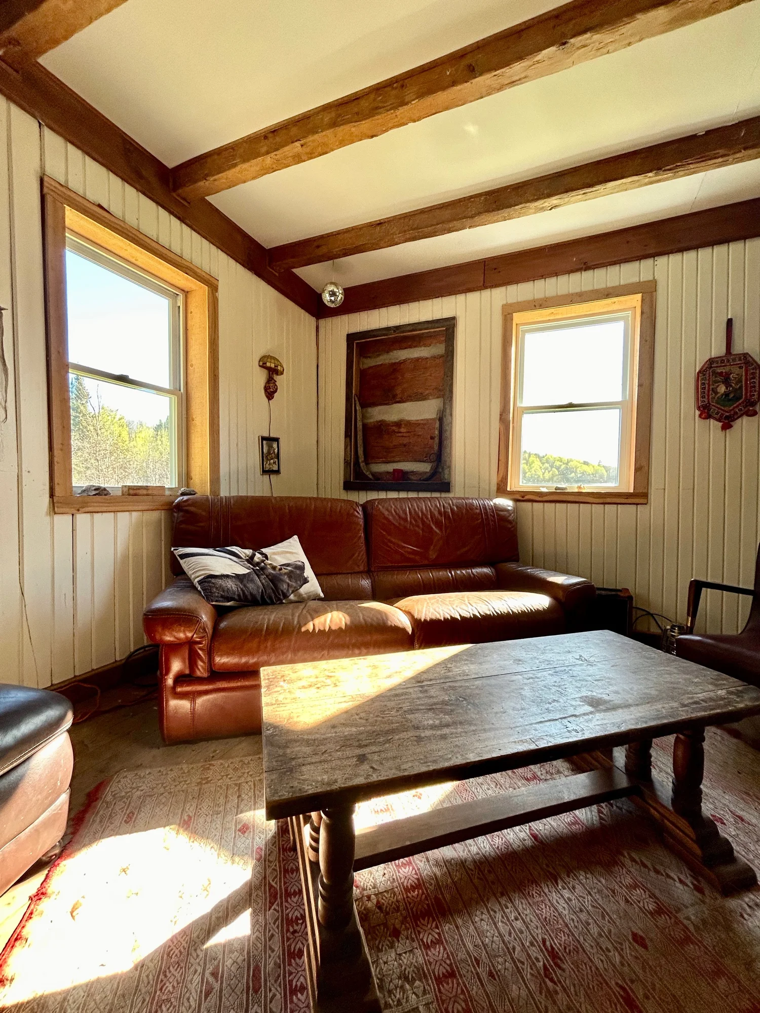 La lumi&egrave;re d&rsquo;apr&egrave;s-midi qui tombe sur une longue table de bois et les planches du plancher