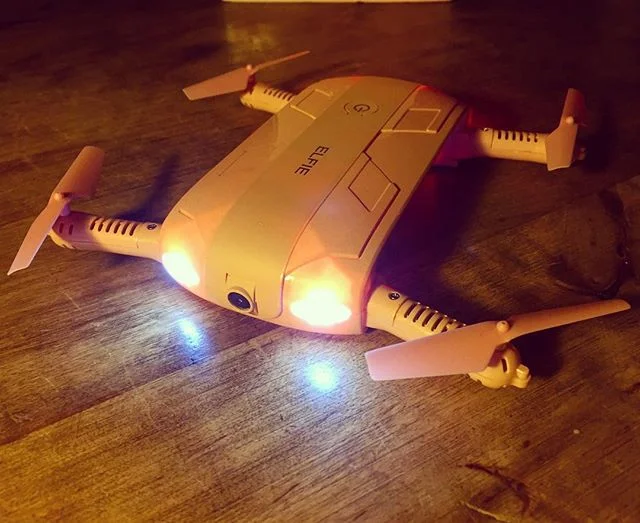 It's a PINK mini-drone ๐ป๐คธ๐ผโโ๏ธ๐๐ผ๐๐ค๐๐ฝ #Elfie #pink #prinkdrone #elfieselfie #selfiedrone #film #drone #foldabledrone #bestbirthdaygiftever @ronald_van_leeuwen ๐#filmlife #filmmaker #filmmaking #moviemaking #womeninfilm #producing #director #featurefilm #WILLIAM #suncat #suncatproductions
