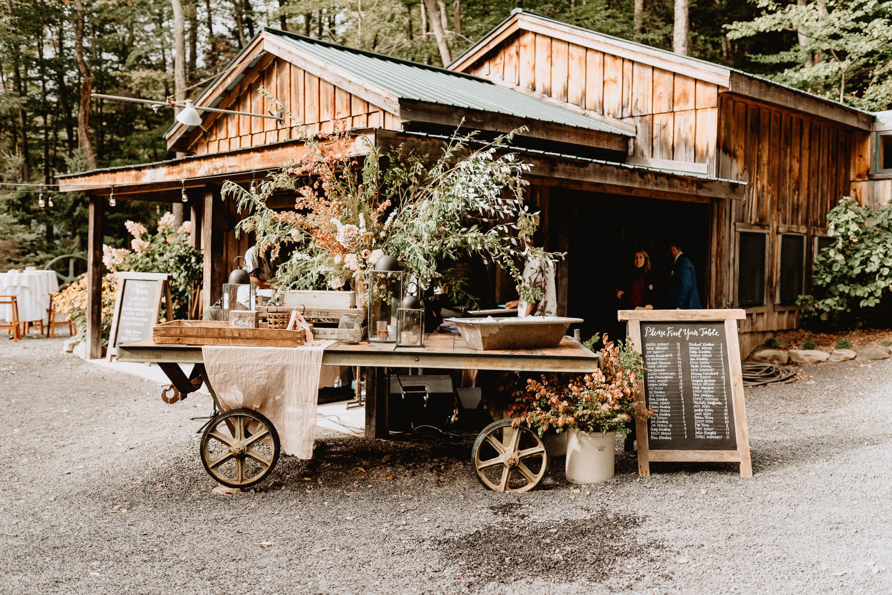 053-Tall-timber-barn-wedding-44.jpg