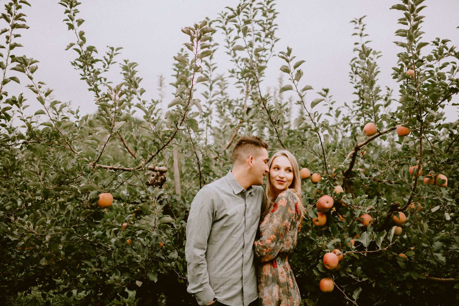 apple_orchard_engagement_session-36.jpg