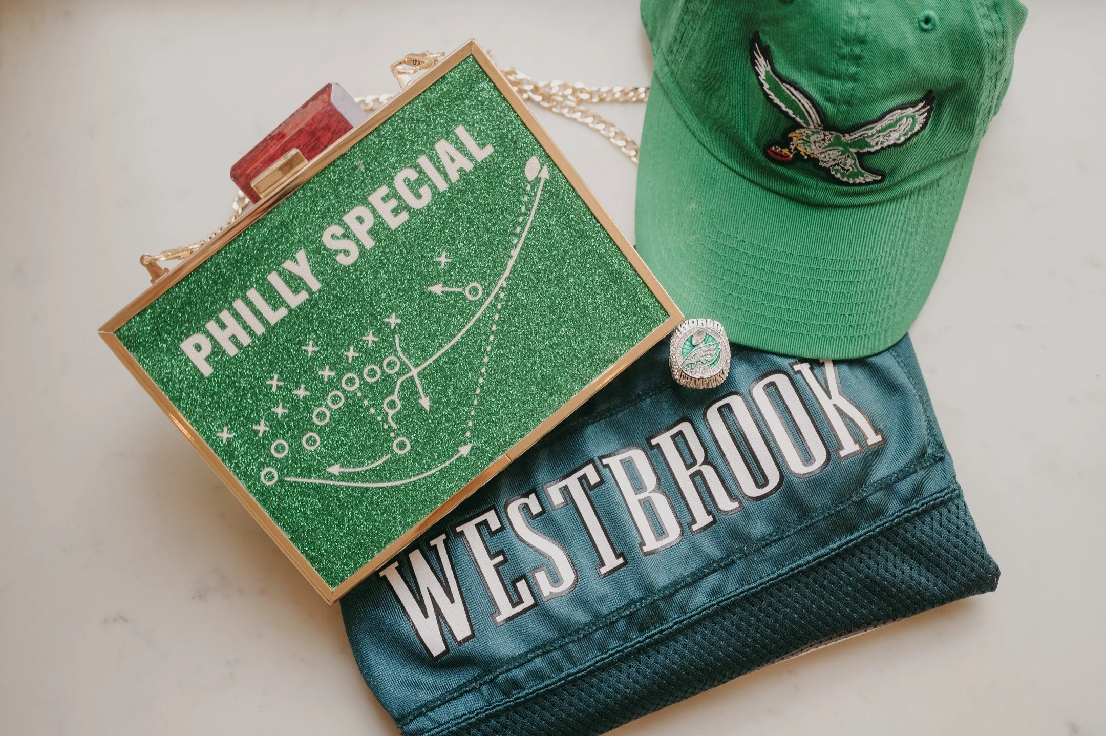 When the bride's initial engagement ring is a replica of the @philadelphiaeagles Super Bowl 52 Championship ring, you know the couple is as rad as they come.
.
Colleen + Mark 10.13.24