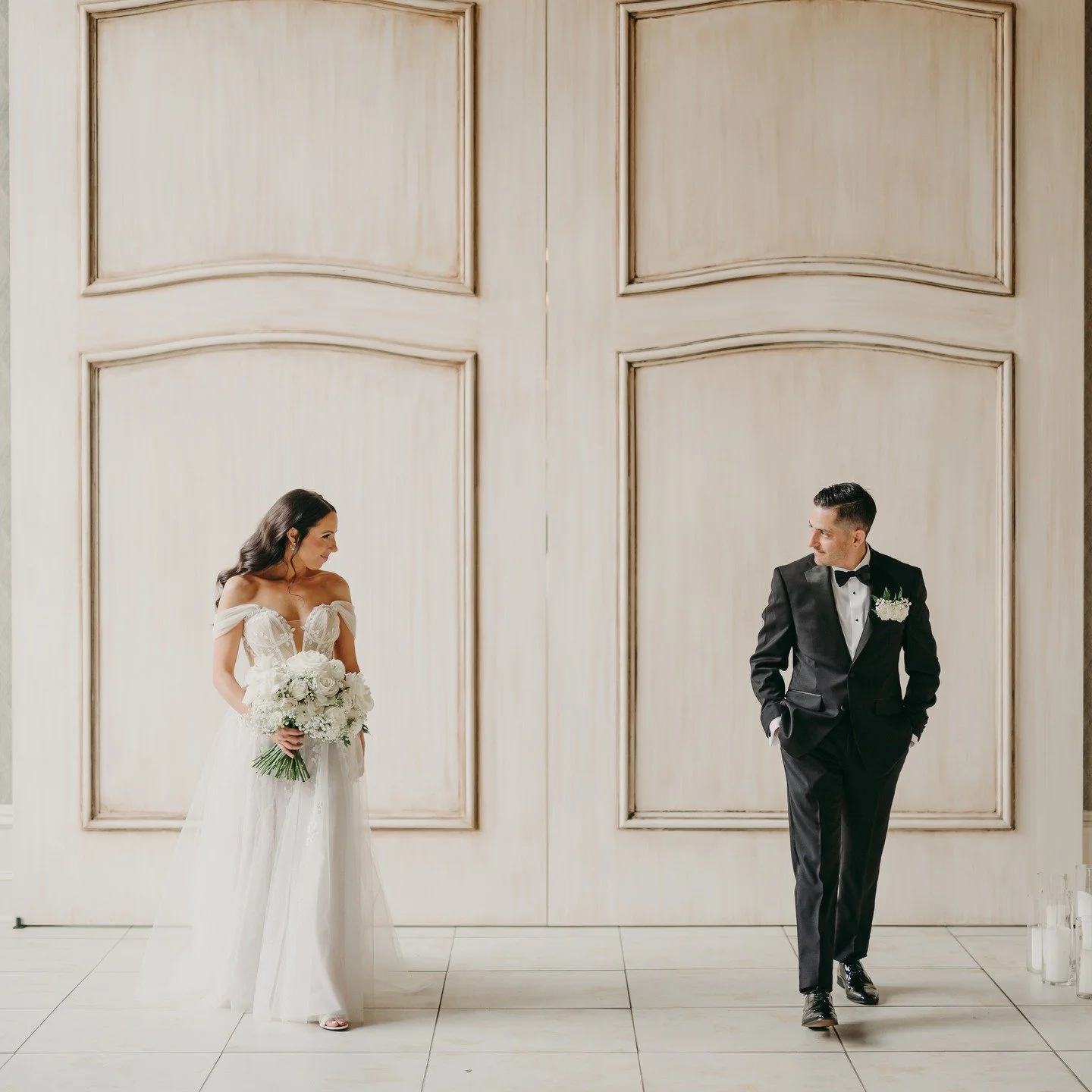 The natural light at The Switch House 🤌🏻
.
Alisha + Nick 8.2.24
