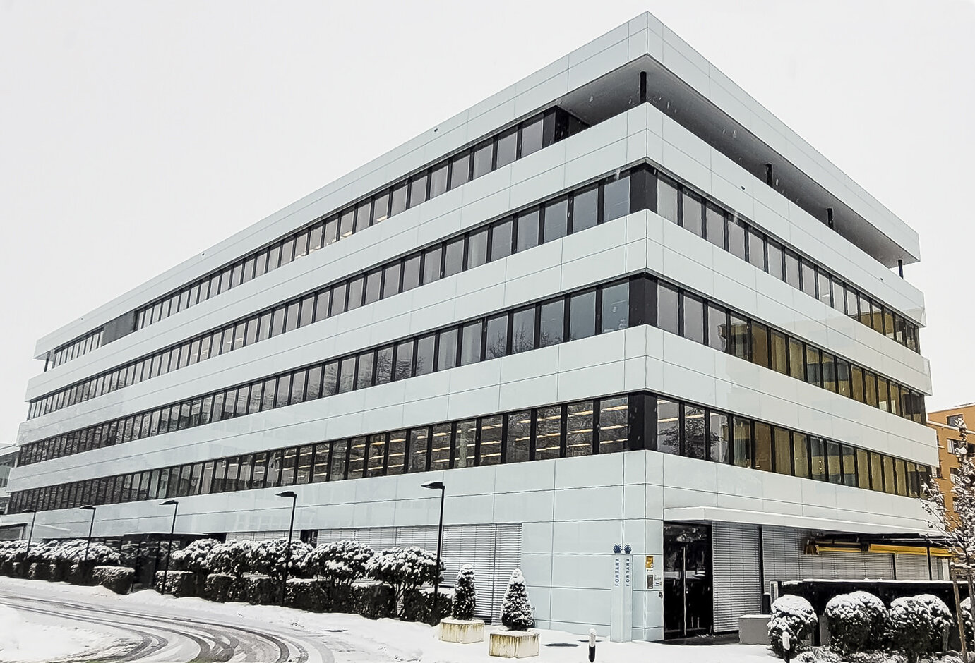  2013 haben wir die Fassade an dem neuen Bürogebäude Whitegate im HQ der Glencore Organisation in Zug montiert. Wir haben zudem die Vordächer an den Haupt- und Restaurant-Eingängen montiert. 