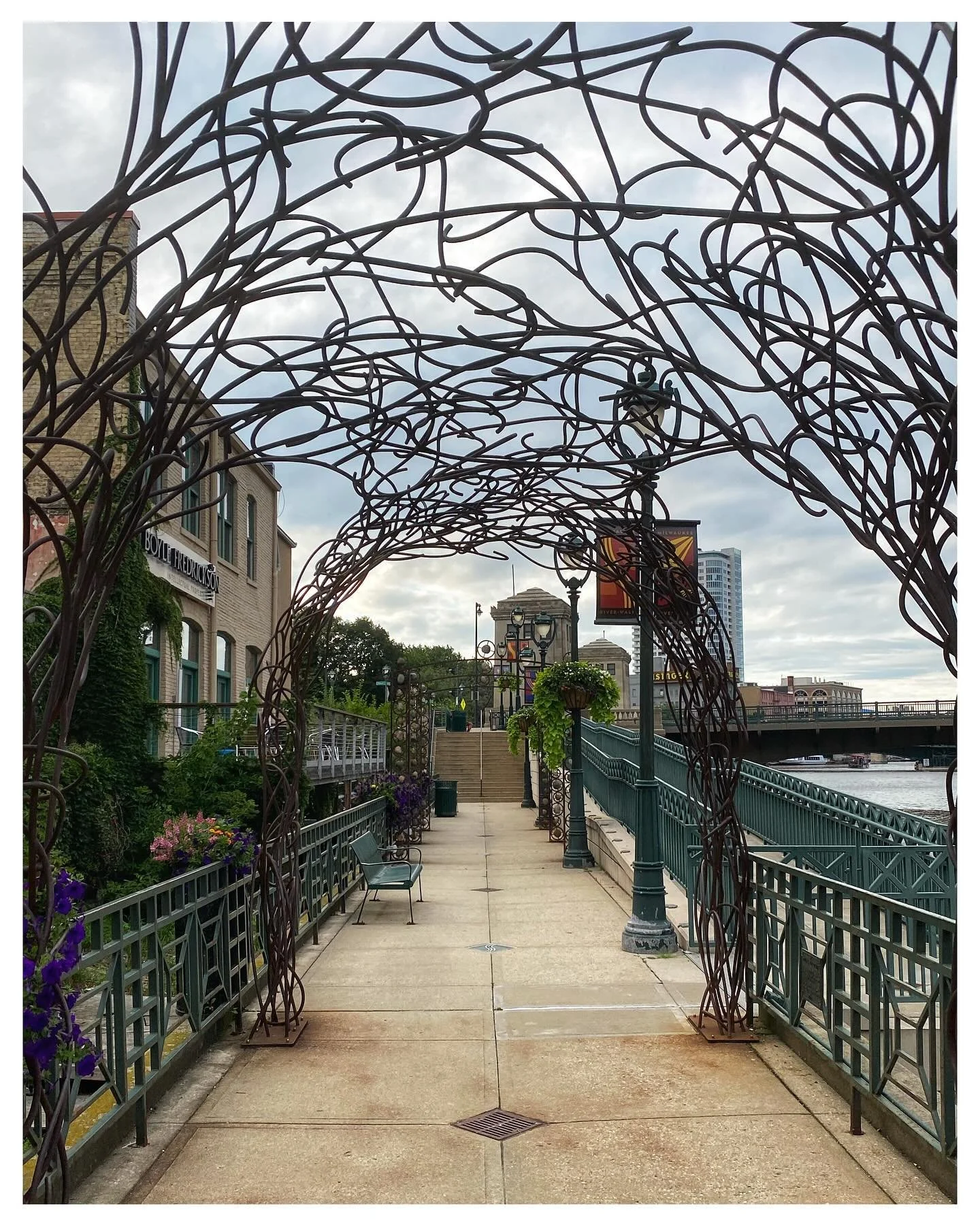 Milwaukee. Part 1.
#perfectday #justthetwoofus #ontheroad #milwaukee #travel #travelling #wisconsin #justvisiting #architecture #architecturelovers #architecturedesign