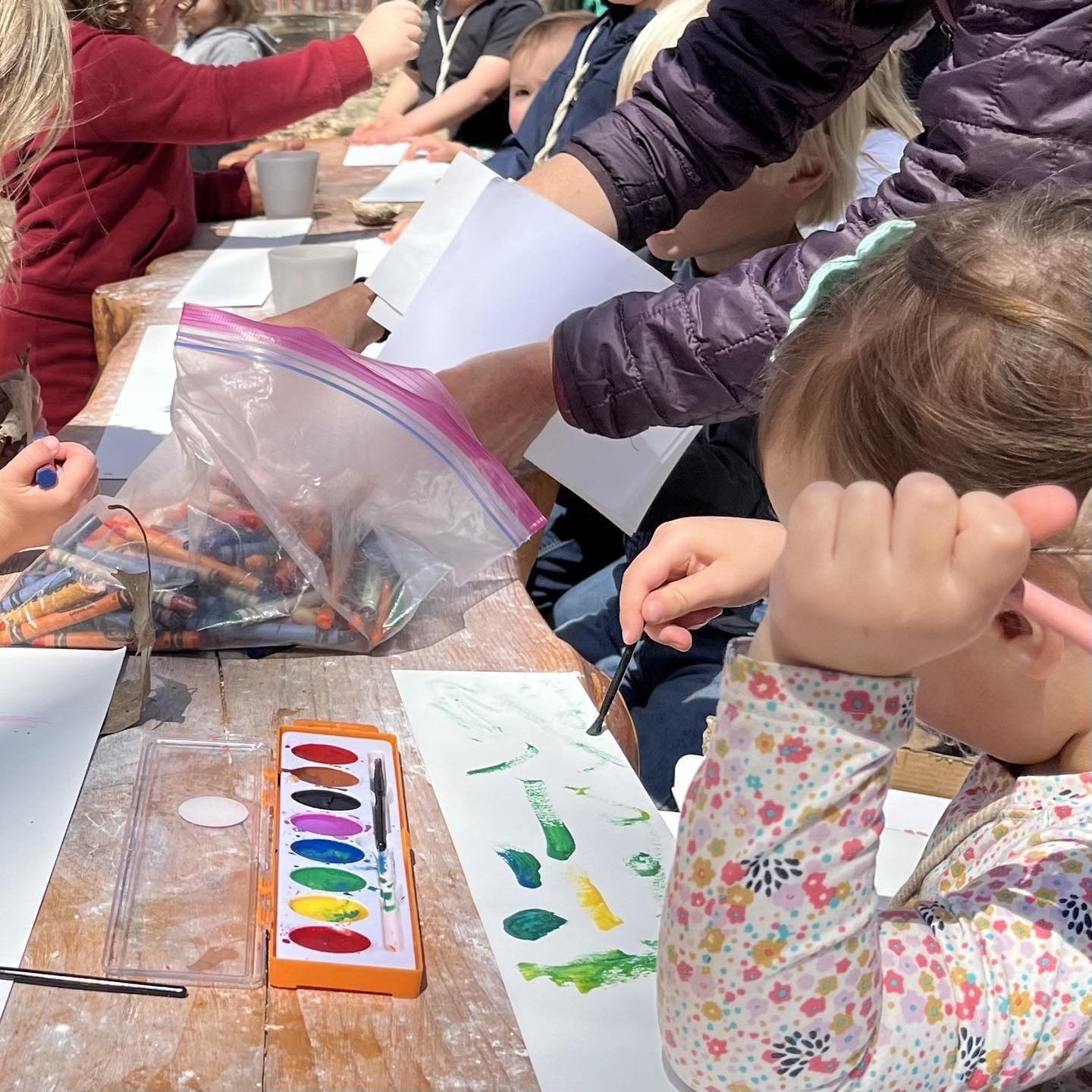 There are a few spots left for the adult/kid creative workshop tomorrow evening at @enjoythepursuit! Doing creative practices with littles can be such a sweet space of connection, delight, and fun. So looking forward to sharing space tomorrow! #liefd