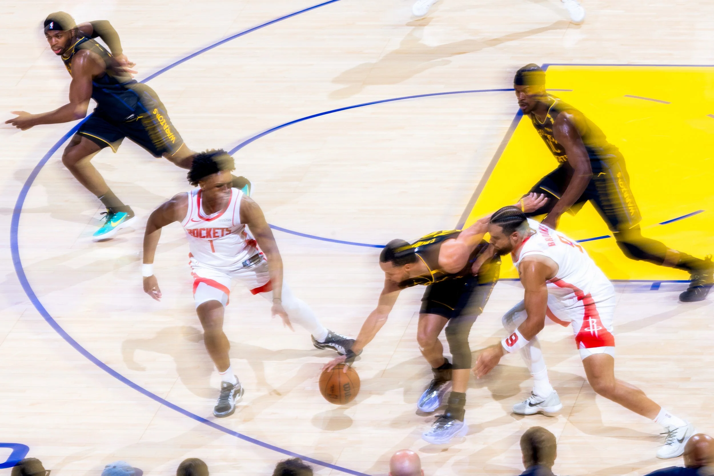  Stephen Curry (30) of the Warriors dribbles down the court during a game between the Golden State Warriors and the Houston Rockets at Chase Arena on Friday, May 2, 2025. &nbsp;(Amanda Andrade-Rhoades/The San Francisco Standard) 