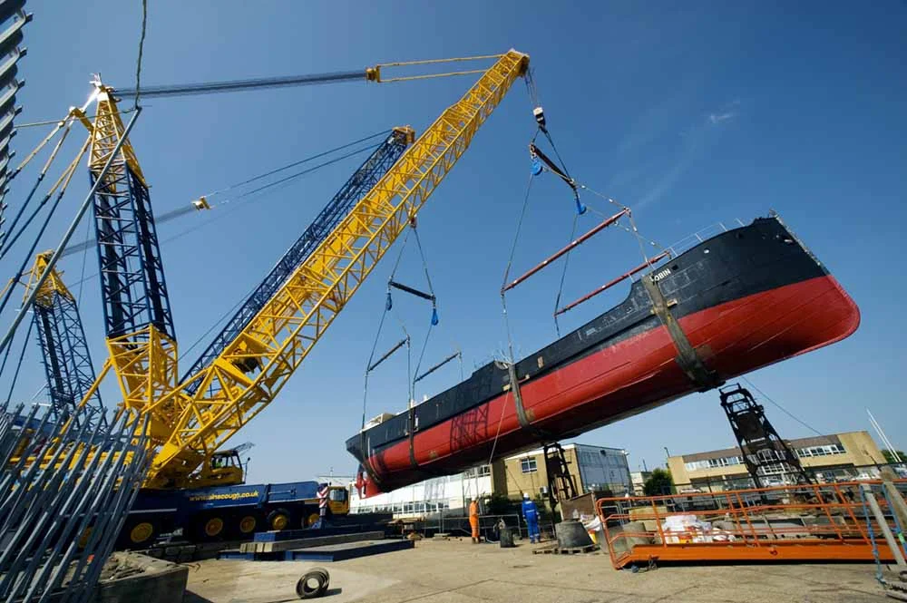 SS Robin weighing 305 tons being lifted onto Pontoon. 2010