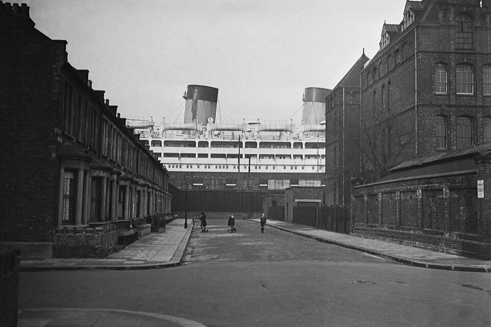 Liner 'Dominion Monarch' at Silvertown. 1950