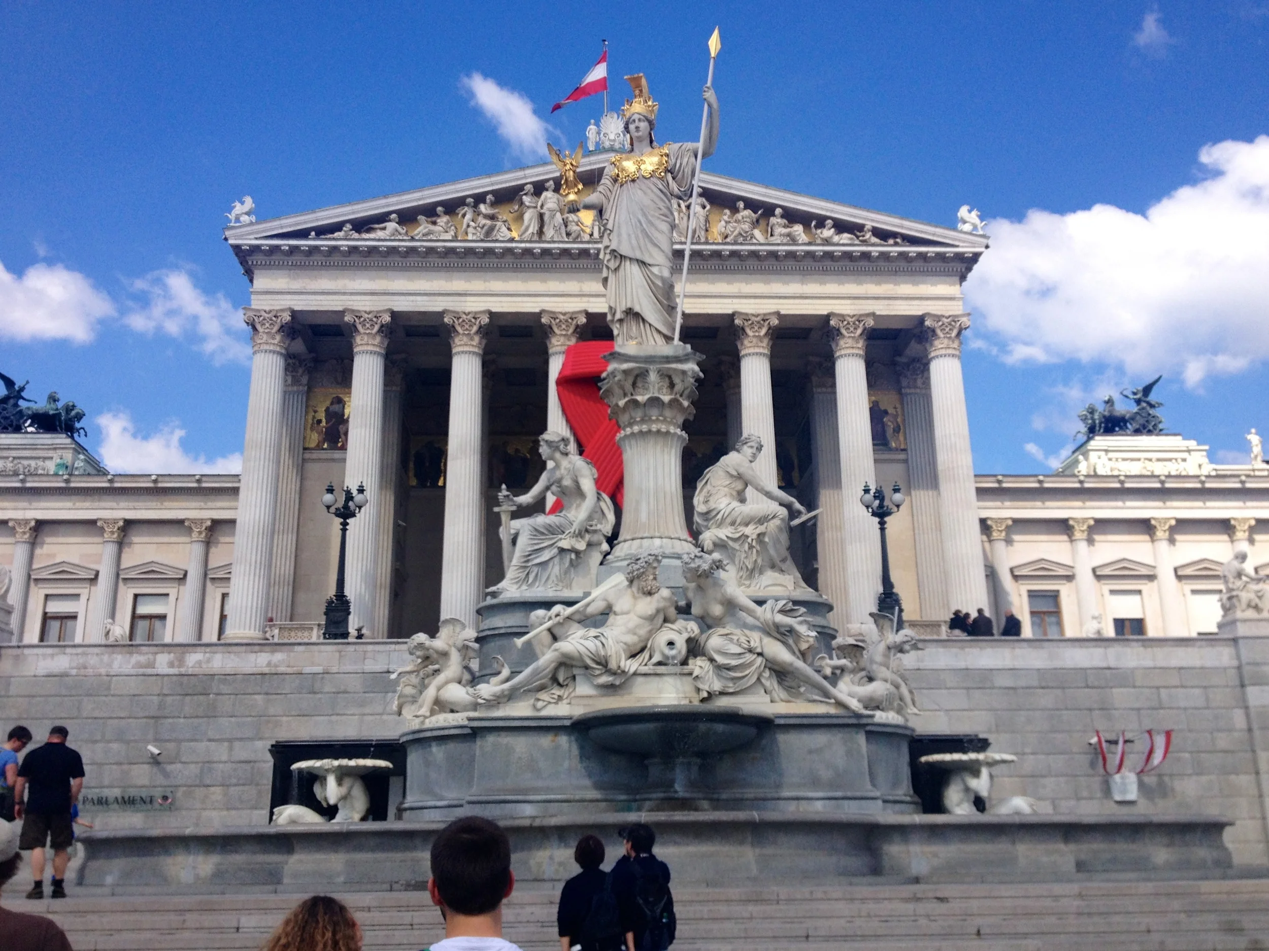 Die griechische Göttin der Weisheit, Pallas Athene, soll jeden Parlamentarier beim Betreten des Parlaments dran erinnern weise Entscheidungen zu treffen.