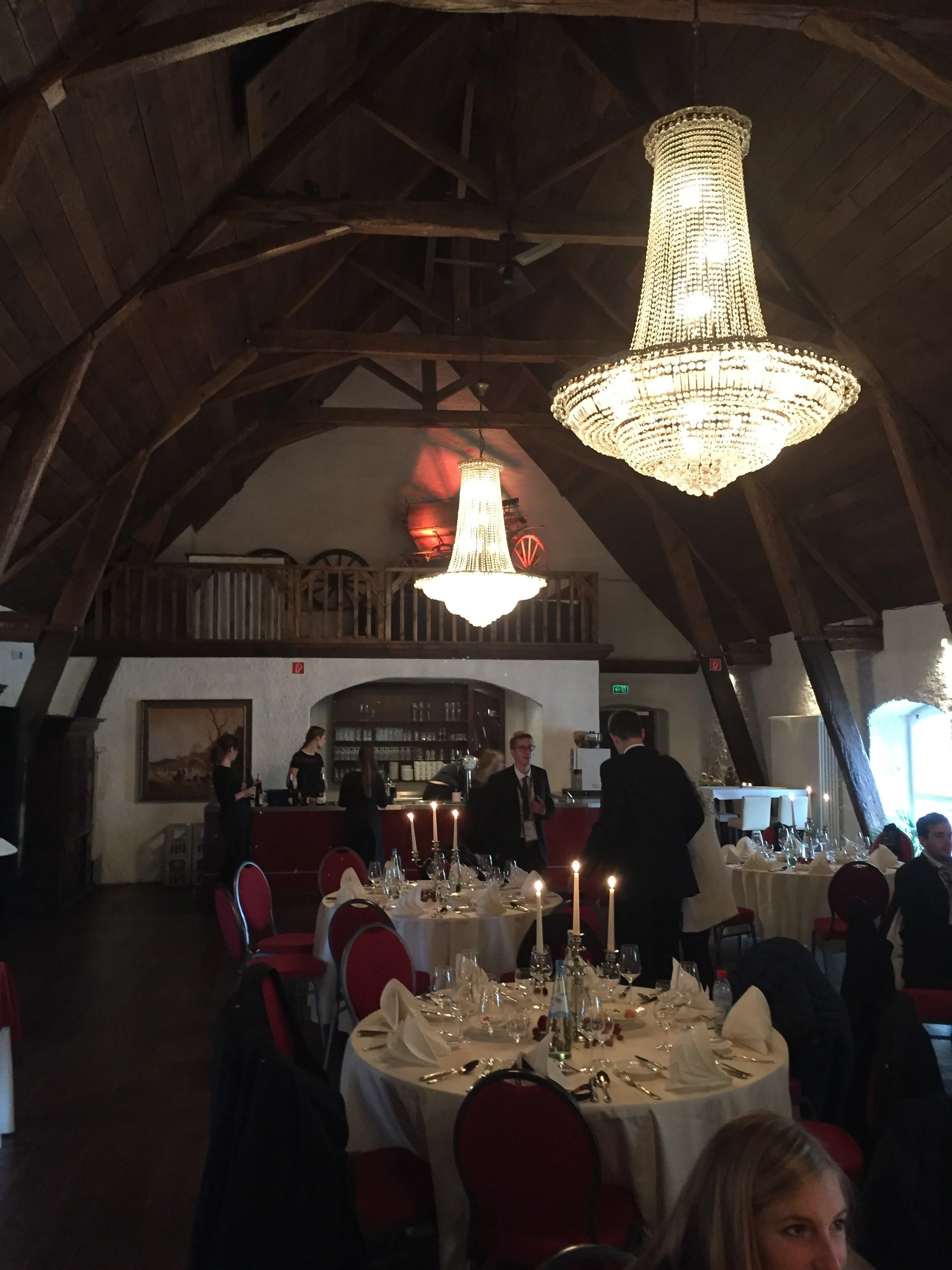  Mittagessen zwischen der Debatte und der Podiumsdiskussion 