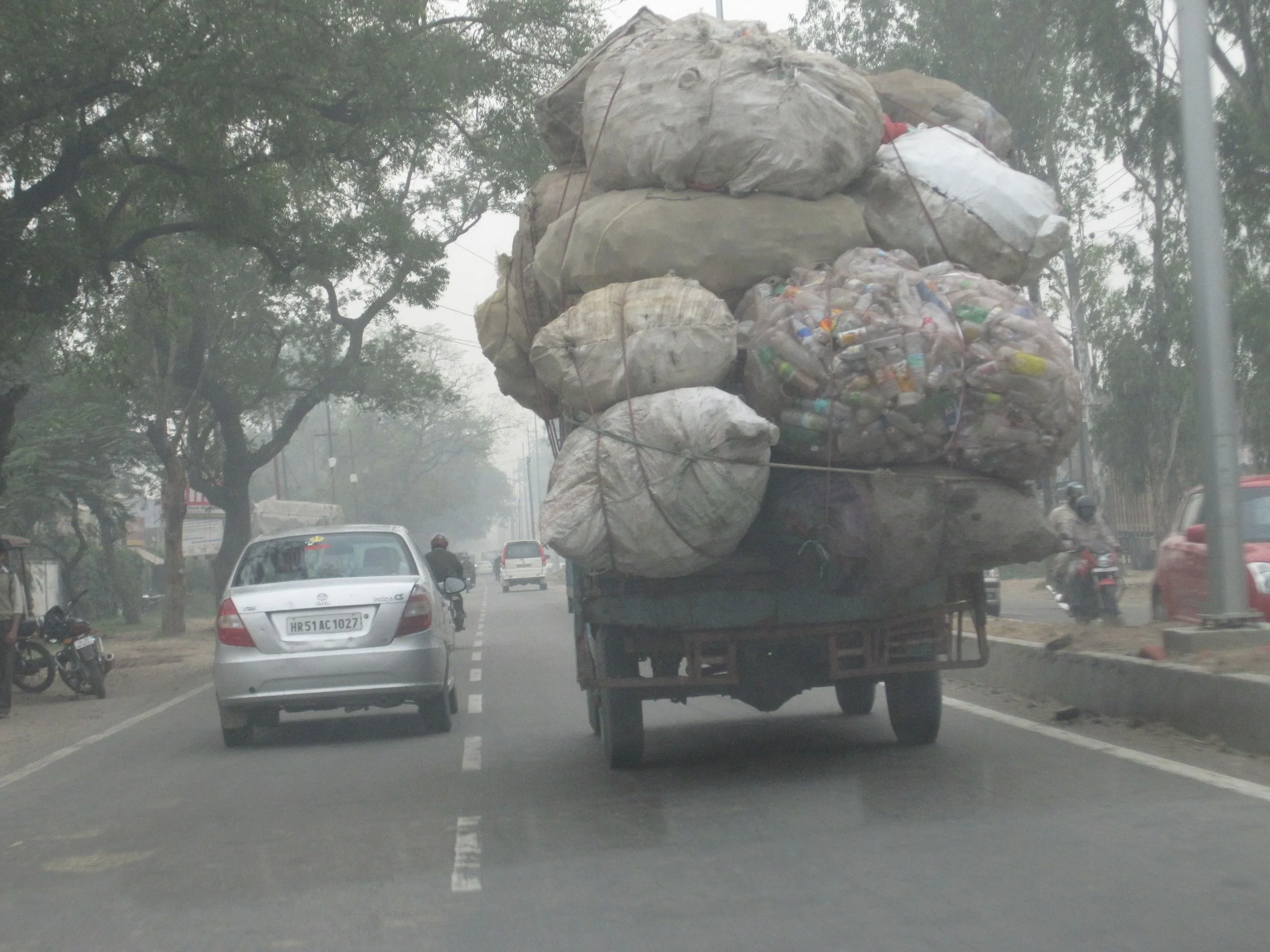 overloadedtruckindia.jpg